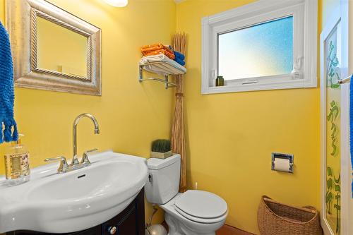 230 6 Street, Salmon Arm, BC - Indoor Photo Showing Bathroom