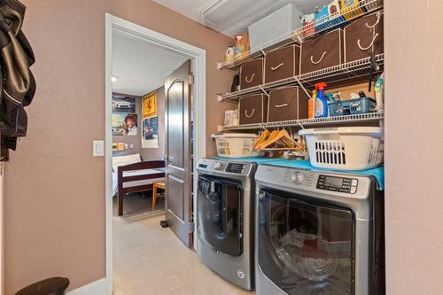 230 6 Street, Salmon Arm, BC - Indoor Photo Showing Laundry Room
