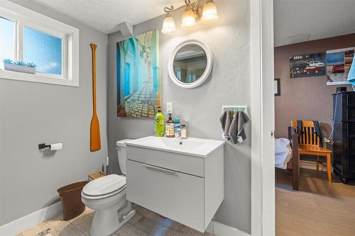 230 6 Street, Salmon Arm, BC - Indoor Photo Showing Bathroom