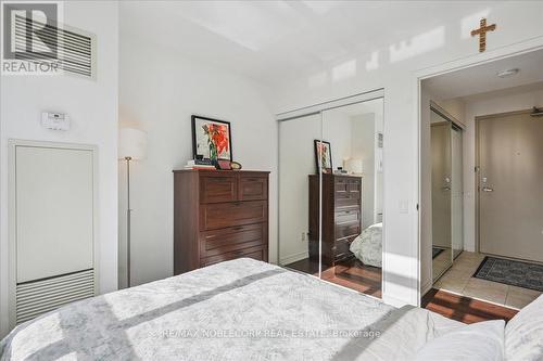 1001 - 60 St.Clair Avenue W, Toronto, ON - Indoor Photo Showing Bedroom