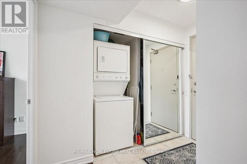 1001 - 60 St.Clair Avenue W, Toronto, ON - Indoor Photo Showing Laundry Room
