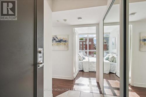 1001 - 60 St.Clair Avenue W, Toronto, ON - Indoor Photo Showing Other Room