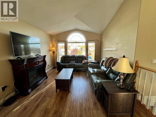 10710 Cottonwood Crescent, Dawson Creek, BC - Indoor Photo Showing Living Room