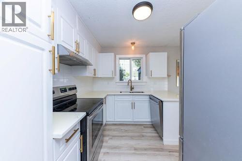 1595 Hillcrest Avenue, Kamloops, BC - Indoor Photo Showing Kitchen With Upgraded Kitchen
