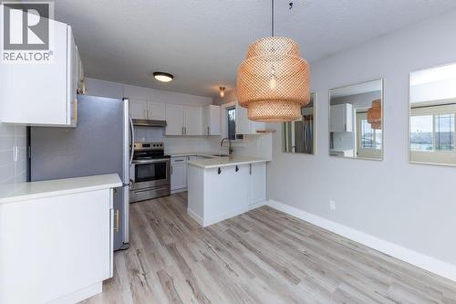 1595 Hillcrest Avenue, Kamloops, BC - Indoor Photo Showing Kitchen