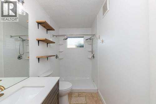 1595 Hillcrest Avenue, Kamloops, BC - Indoor Photo Showing Bathroom
