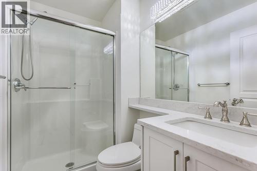 Primary ensuite with walk in shower - 1099 Sunset Drive Unit# 432, Kelowna, BC - Indoor Photo Showing Bathroom