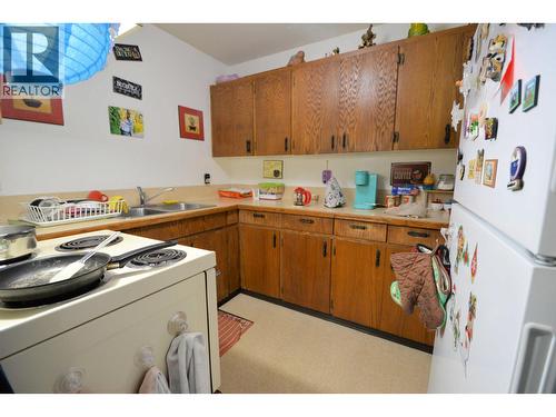 393 Carney Street, Prince George, BC - Indoor Photo Showing Kitchen With Double Sink