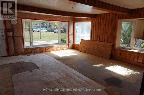 Front Bay Window Living Room View - 212 Lincoln Road W, Fort Erie (Crystal Beach), ON - Indoor