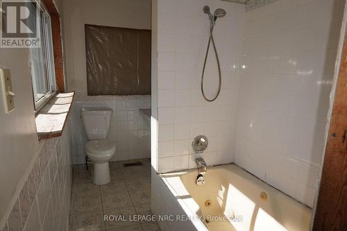 Main Floor 4 Piece Bath - 212 Lincoln Road W, Fort Erie (Crystal Beach), ON - Indoor Photo Showing Bathroom