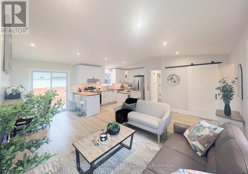 52 Valencourt Drive, Welland, ON - Indoor Photo Showing Living Room