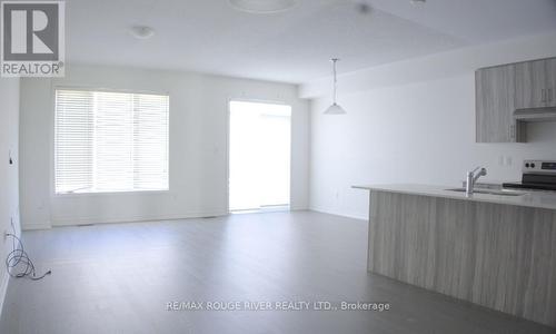 26 Louise Crescent, Whitby, ON - Indoor Photo Showing Kitchen