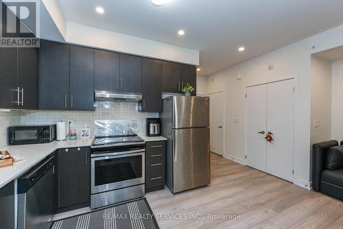 8 - 3476 Widdicombe Way, Mississauga, ON - Indoor Photo Showing Kitchen With Upgraded Kitchen
