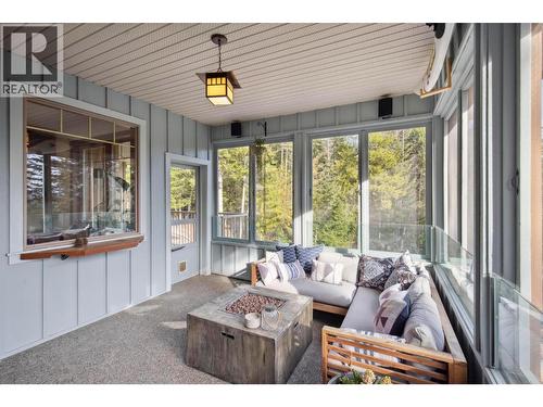 8028 Jackpine Road, Vernon, BC - Indoor Photo Showing Living Room