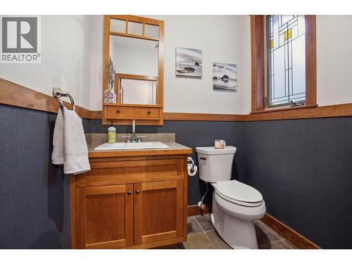 8028 Jackpine Road, Vernon, BC - Indoor Photo Showing Bathroom
