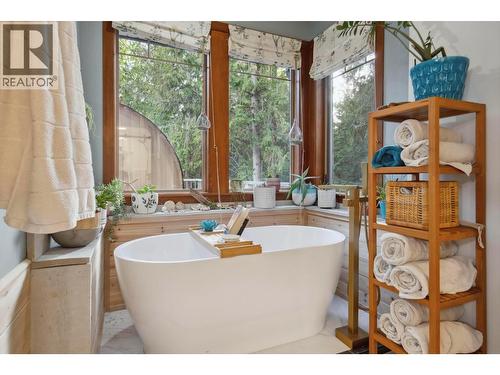 8028 Jackpine Road, Vernon, BC - Indoor Photo Showing Bathroom