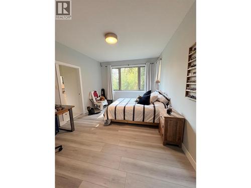 8028 Jackpine Road, Vernon, BC - Indoor Photo Showing Bedroom