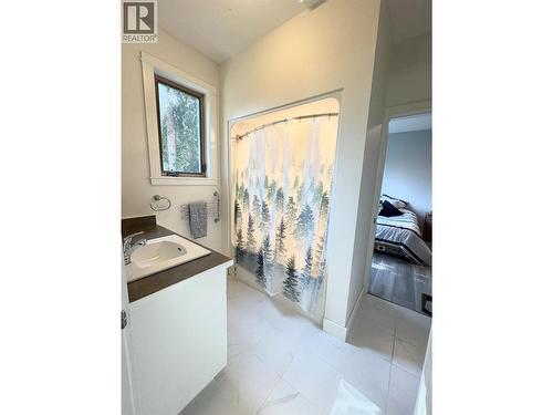 8028 Jackpine Road, Vernon, BC - Indoor Photo Showing Bathroom
