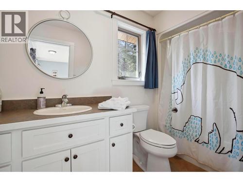 8028 Jackpine Road, Vernon, BC - Indoor Photo Showing Bathroom
