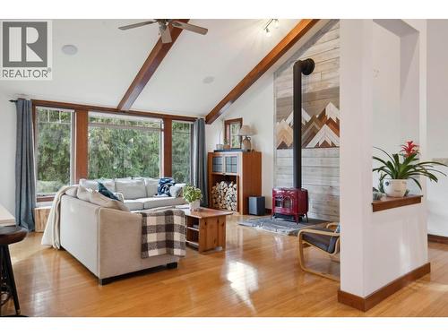 8028 Jackpine Road, Vernon, BC - Indoor Photo Showing Living Room