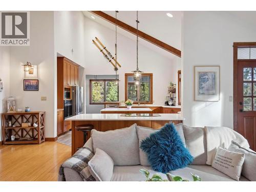 8028 Jackpine Road, Vernon, BC - Indoor Photo Showing Living Room