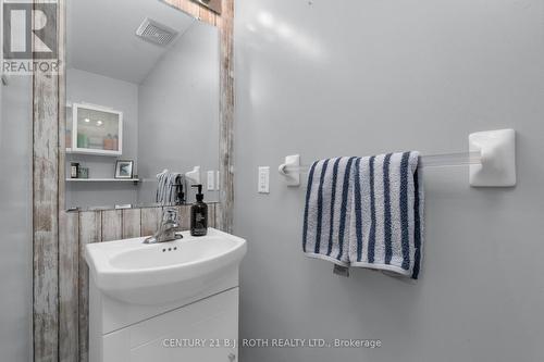 35 Mccann Lane, Essa, ON - Indoor Photo Showing Bathroom