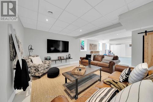 6 Vanderburgh Lane, Grimsby, ON - Indoor Photo Showing Living Room