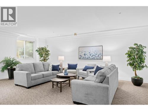 1964 Enterprise Way Unit# 403, Kelowna, BC - Indoor Photo Showing Living Room