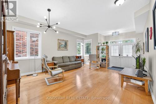 284 Holmes Crescent, Milton, ON - Indoor Photo Showing Living Room