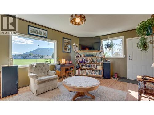 700 Bass Avenue, Enderby, BC - Indoor Photo Showing Living Room