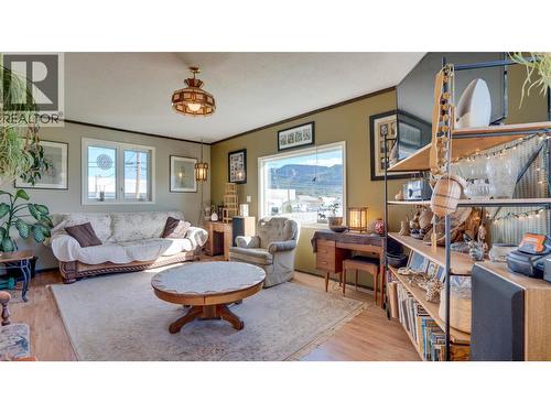 700 Bass Avenue, Enderby, BC - Indoor Photo Showing Living Room