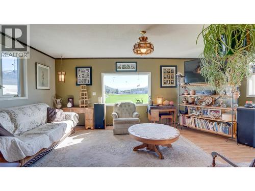 700 Bass Avenue, Enderby, BC - Indoor Photo Showing Living Room