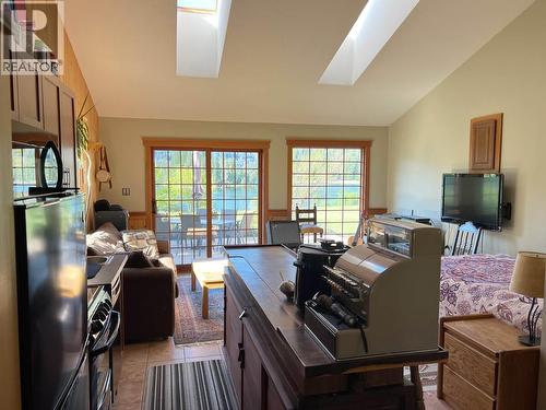 2719 Davidson Road, Shoreacres, BC - Indoor