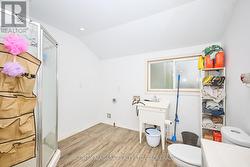 3pc Ensuite Bathroom w/ Laundry Hookups & Tub - 