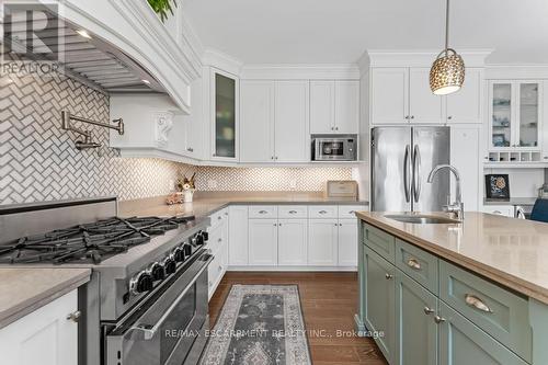 236 Mother'S Street, Hamilton, ON - Indoor Photo Showing Kitchen With Upgraded Kitchen
