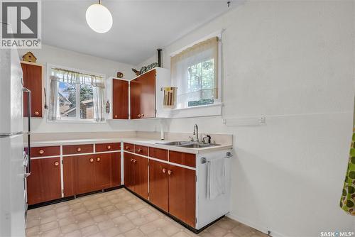 118 28Th Street W, Saskatoon, SK - Indoor Photo Showing Kitchen With Double Sink