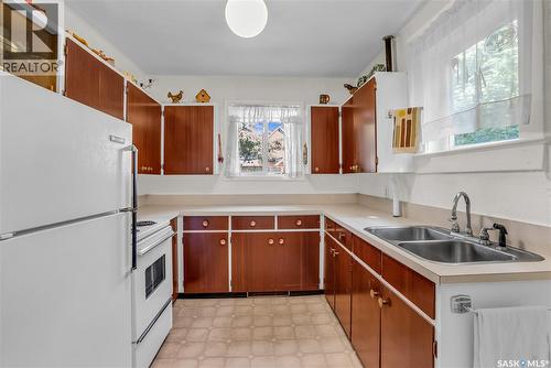 118 28Th Street W, Saskatoon, SK - Indoor Photo Showing Kitchen With Double Sink