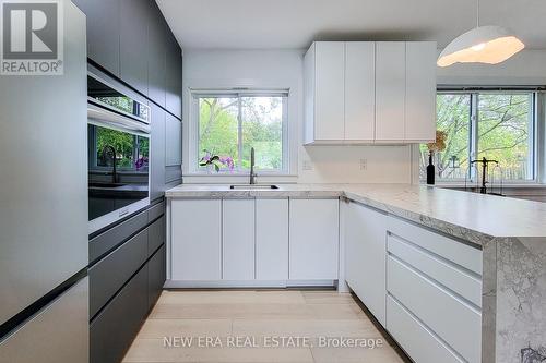 5322 Windermere Drive, Burlington, ON - Indoor Photo Showing Kitchen