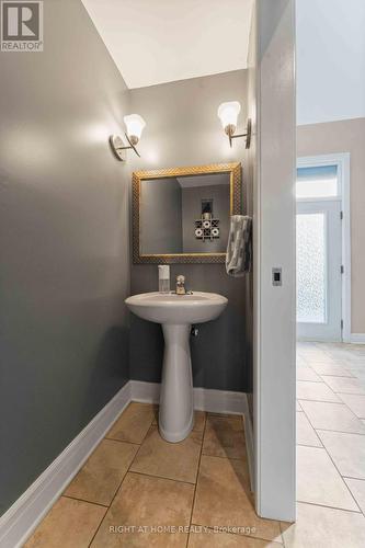 110 Little London Private, Ottawa, ON - Indoor Photo Showing Bathroom