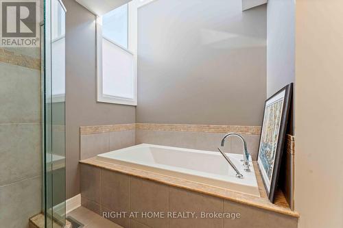 110 Little London Private, Ottawa, ON - Indoor Photo Showing Bathroom