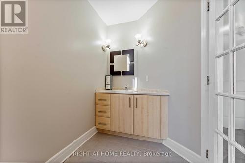 110 Little London Private, Ottawa, ON - Indoor Photo Showing Bathroom