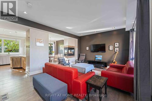 110 Little London Private, Ottawa, ON - Indoor Photo Showing Living Room