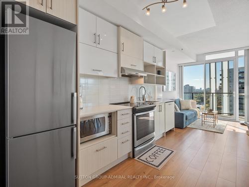 1005 - 128 Fairview Mall Drive, Toronto, ON - Indoor Photo Showing Kitchen With Upgraded Kitchen