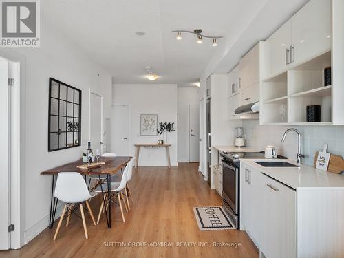1005 - 128 Fairview Mall Drive, Toronto, ON - Indoor Photo Showing Kitchen With Upgraded Kitchen