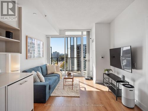 1005 - 128 Fairview Mall Drive, Toronto, ON - Indoor Photo Showing Living Room