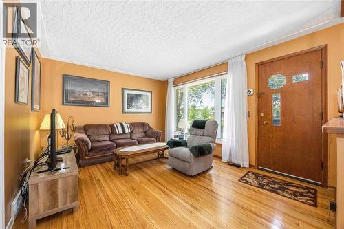 1065 Connaught Crescent, Sarnia, ON - Indoor Photo Showing Living Room