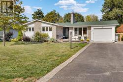 118 QUEENSLINE DRIVE  Ottawa, ON K2H 7J5