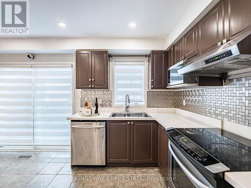 3221 Redpath Circle, Mississauga, ON - Indoor Photo Showing Kitchen With Double Sink With Upgraded Kitchen