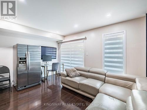 3221 Redpath Circle, Mississauga, ON - Indoor Photo Showing Living Room
