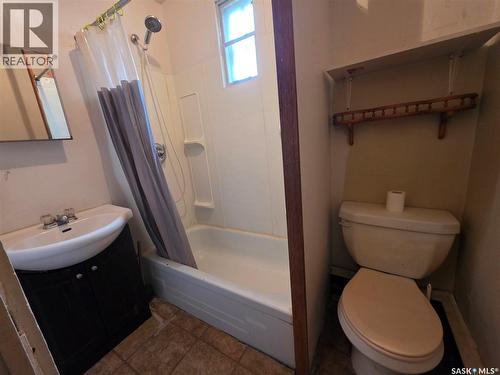 927 North Railway Street E, Swift Current, SK - Indoor Photo Showing Bathroom